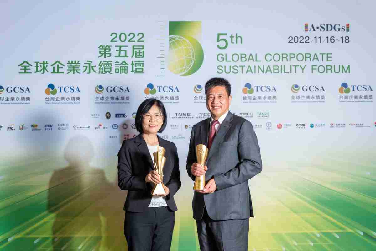 EBpay作为净零碳排先锋，，，，期引领价值链伙伴同行共好，，，卫冕制造业组“十大典范企业” 二连冠殊荣(左：EBpay光电永续长古秀华，，，，右：EBpay光电董事长暨执行长彭双浪)