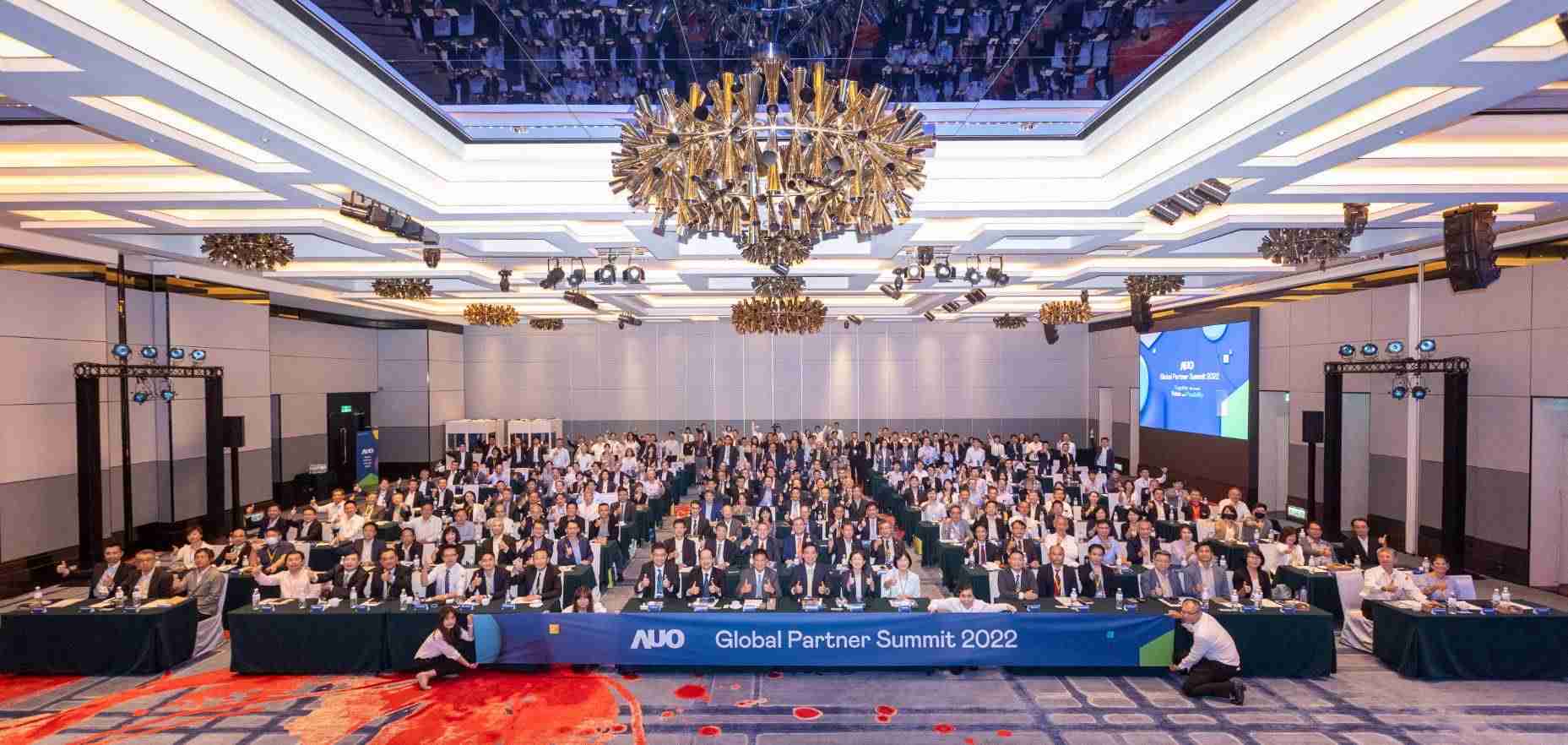 友達推動「安心、、、、創新、、用心、、、同心、、、盡心」五星職旅，，為菲籍員工打造全方位照護，，首度贏得「人權實踐與發展領袖獎」殊榮