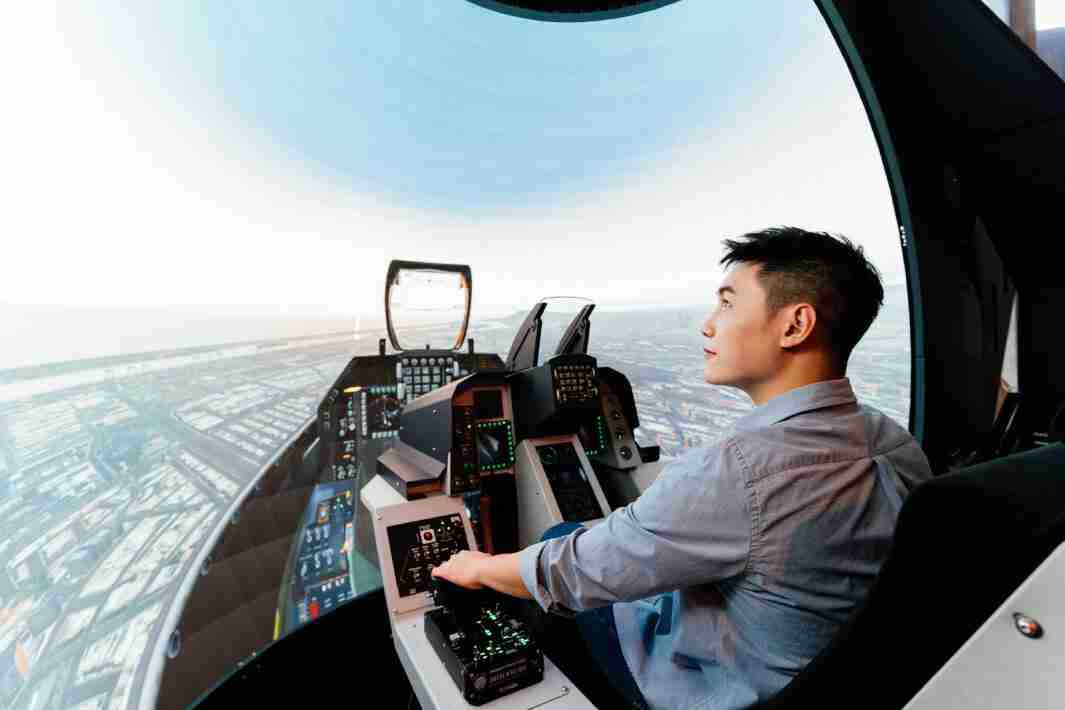 EBpay以P1.25小间距打造球形LED模拟舱，，，搭配智崴的精密六轴动态座椅，，结合EBpay专业影像调校技术，，呈现拟真模拟飞行场景