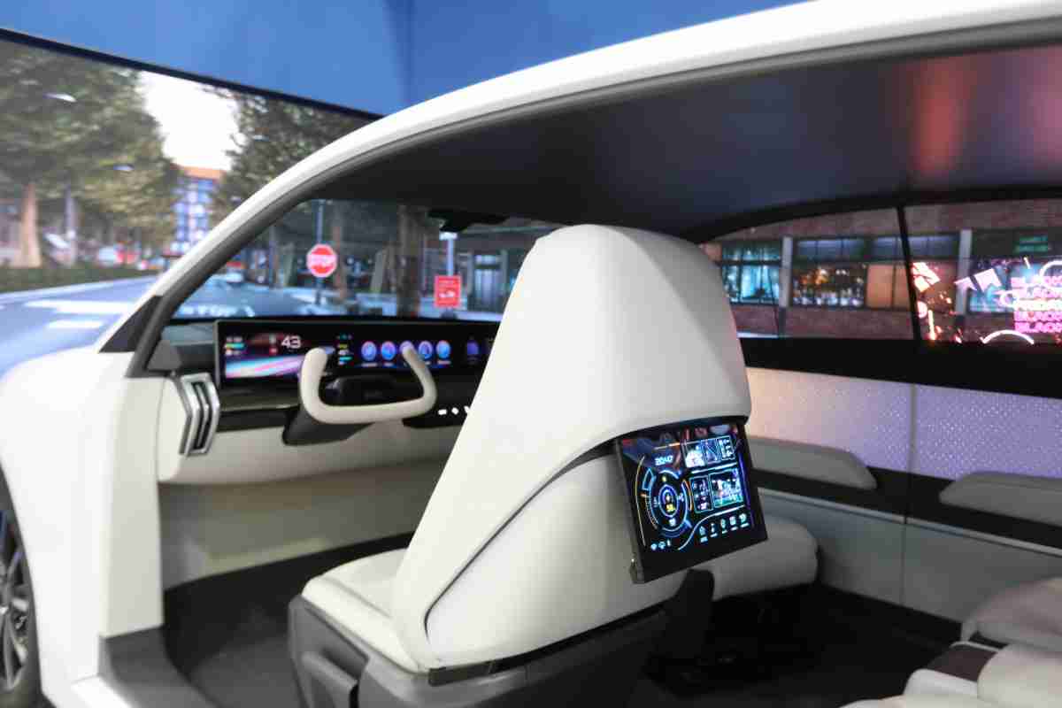 EBpay的「可卷式后座娱乐显示器」加强后座乘客的感官体验，，，并保有个性化设计，，可依使用偏好进行动态调整。。。