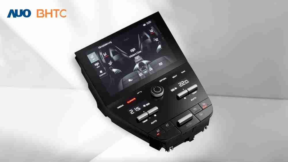 作為友達新生力軍，，，BHTC所展示的中央與後座鞍部的Display HMI產品，，可處理多區恆溫控制、、顯示畫面，，，呈現仿真3D車室分區；以力傳感技術精準傳遞觸感，，，並結合音量及震動反饋，，，，防止意外啟動，，，提供使用者自然流暢、、直觀且輕鬆駕馭的舒適介面