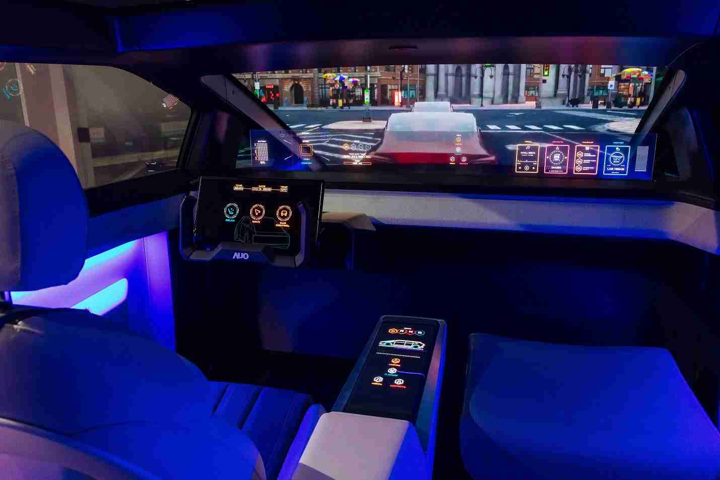 EBpay连续四年入围科睿唯安全球百大创新机构，，专利布局科技与绿色创新前沿。。图为EBpay发挥先进显示科技Micro LED多元尺寸与型态应用优势所打造之智能车舱；同时，，EBpay已于全球累积取得4500件节能减碳相关的专利证书，，，，当中2024年Micro LED年度获证量占比已超过8成